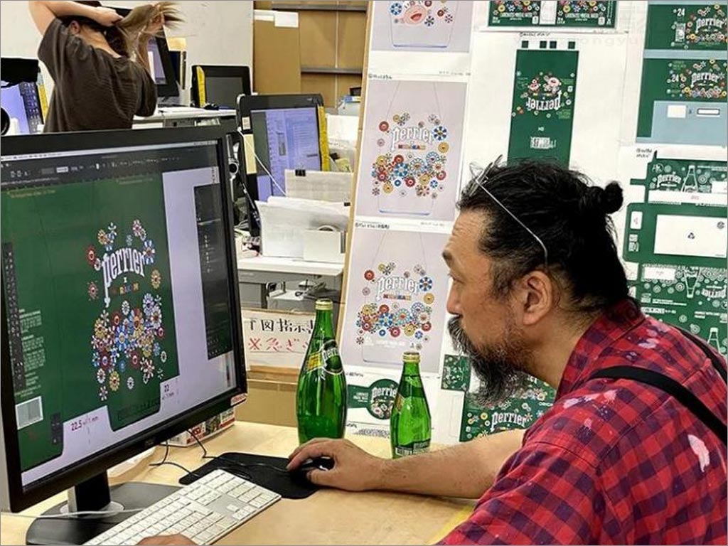 日本藝術(shù)家村上隆創(chuàng)作Perrier蘇打水包裝設(shè)計的工作場景照片